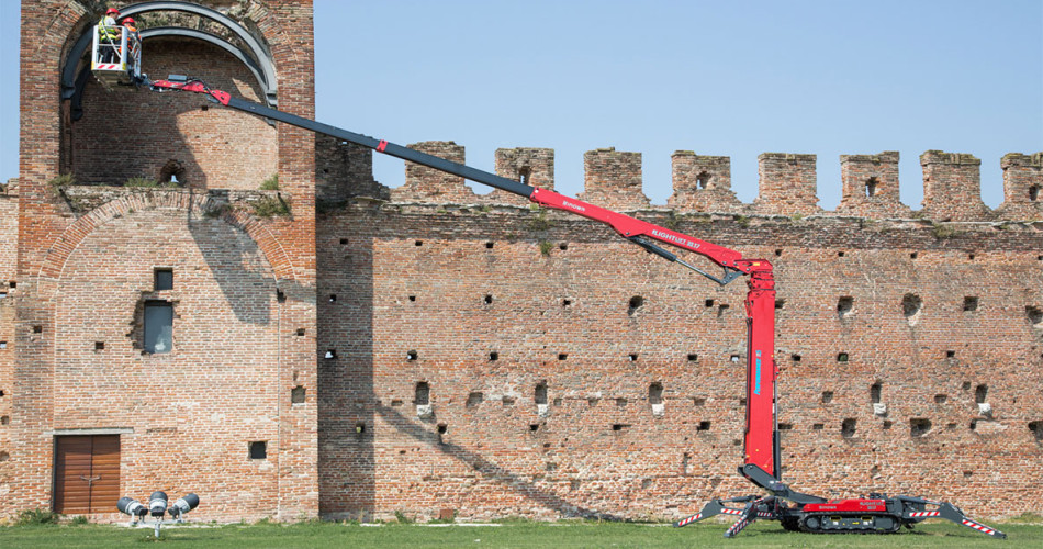 Hinowa Lifting Platform in front of an old castle